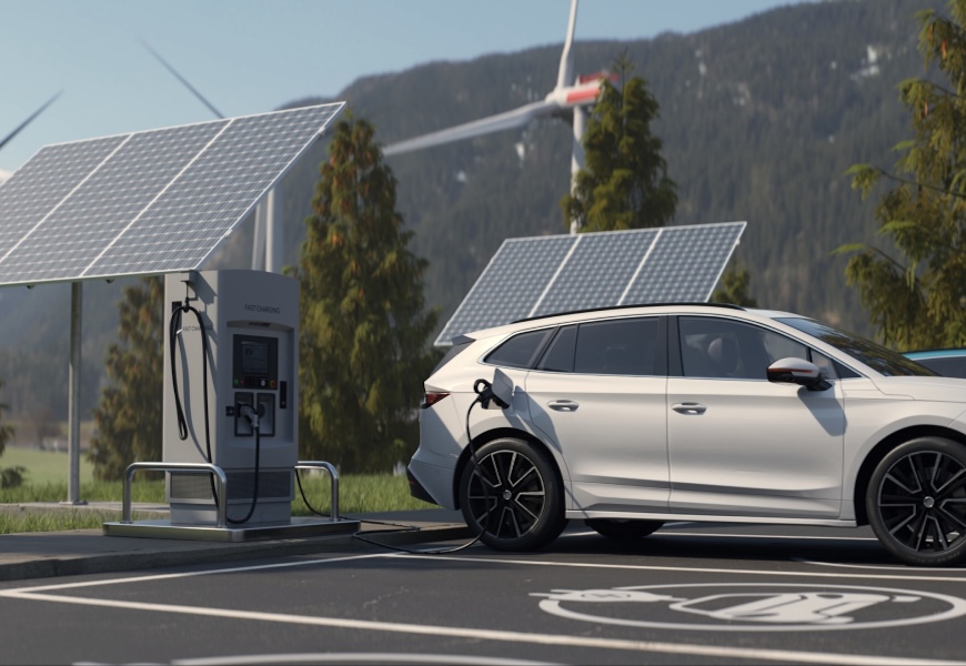 E-Fahrzeug läd an Chargingstation