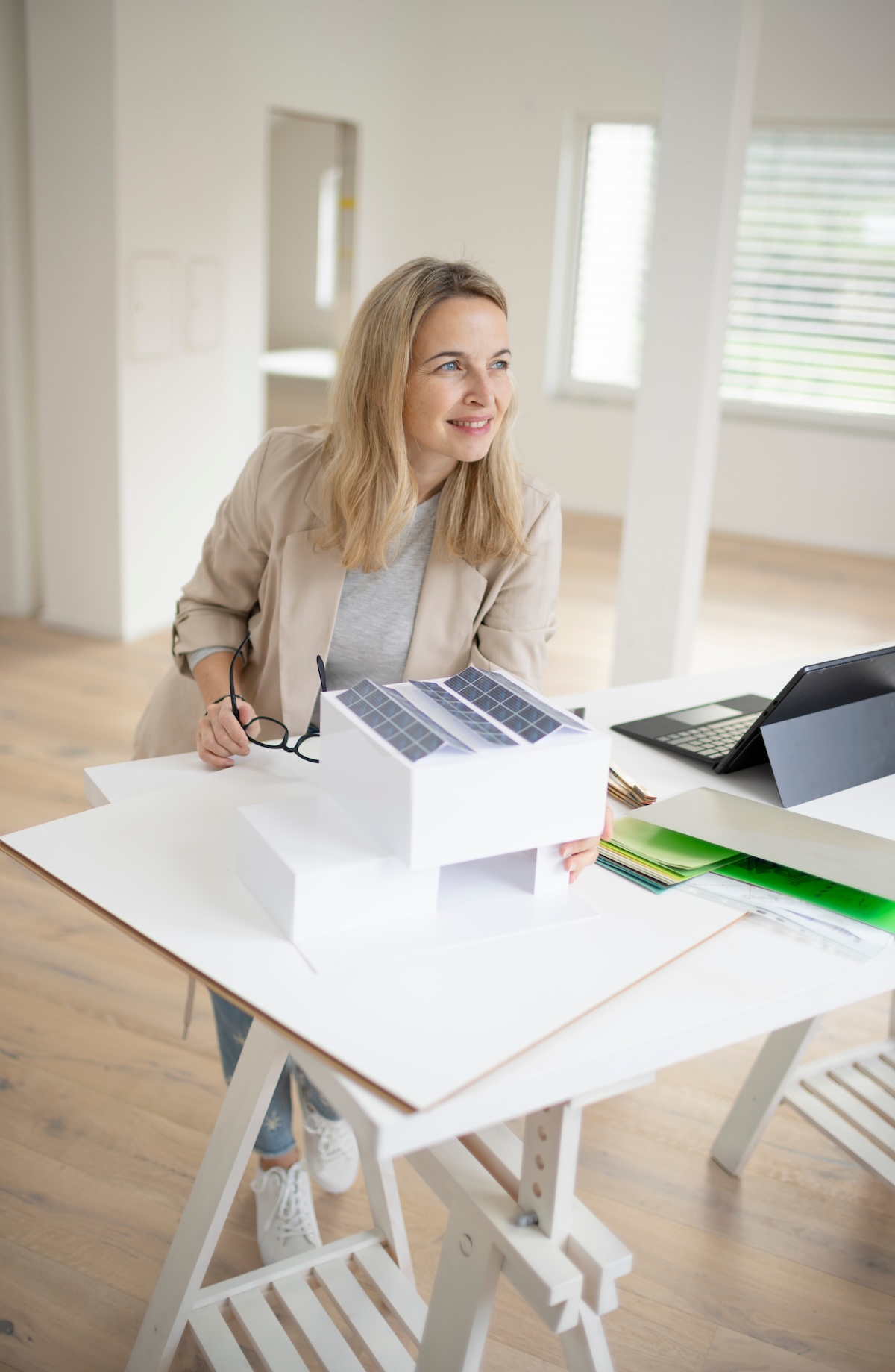 Frau plant E-Mobilitätskonzepte anhand Modell
